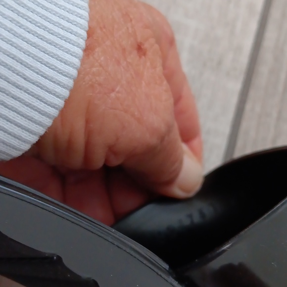 GUCCI..RUBBER HEEL SLIDES..SIZE 39 - Picture 7 of 8